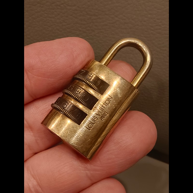 日本帶回絕版品限量LV密碼鑰匙圈，超難買，值得收藏-10