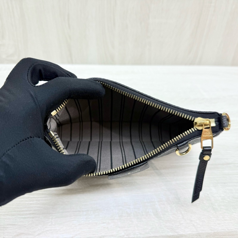 LV黑壓紋牛皮Easy Pouch On Strap金釦腋下月亮包M80349-8