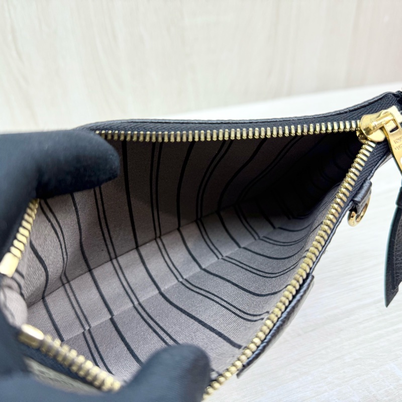 LV黑壓紋牛皮Easy Pouch On Strap金釦腋下月亮包M80349-10