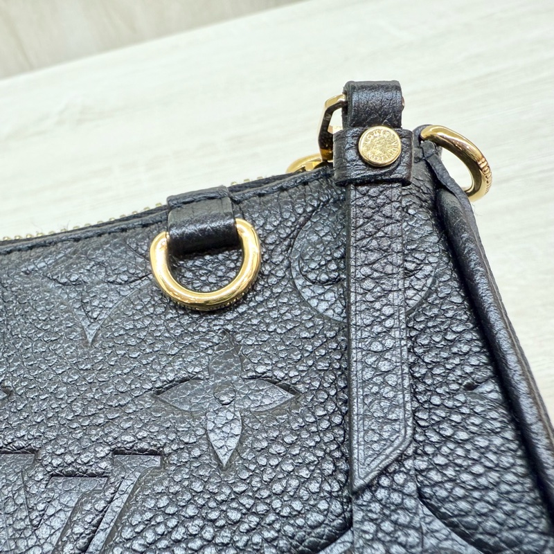 LV黑壓紋牛皮Easy Pouch On Strap金釦腋下月亮包M80349-11