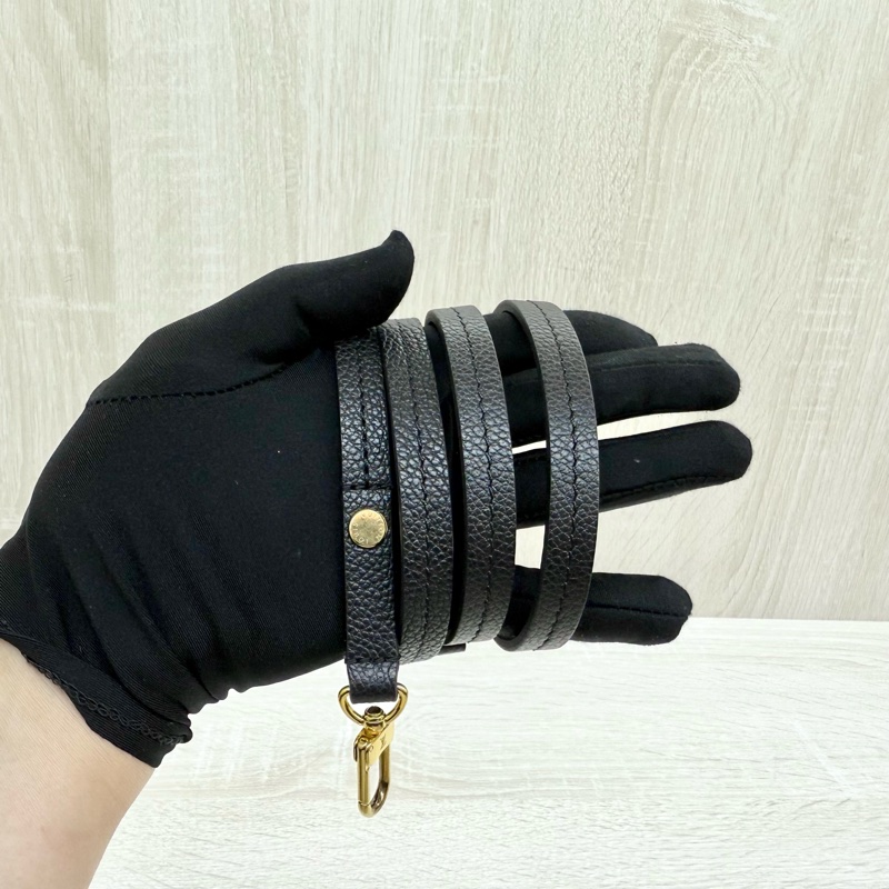 LV黑壓紋牛皮Easy Pouch On Strap金釦腋下月亮包M80349-12