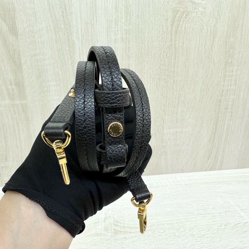LV黑壓紋牛皮Easy Pouch On Strap金釦腋下月亮包M80349-13
