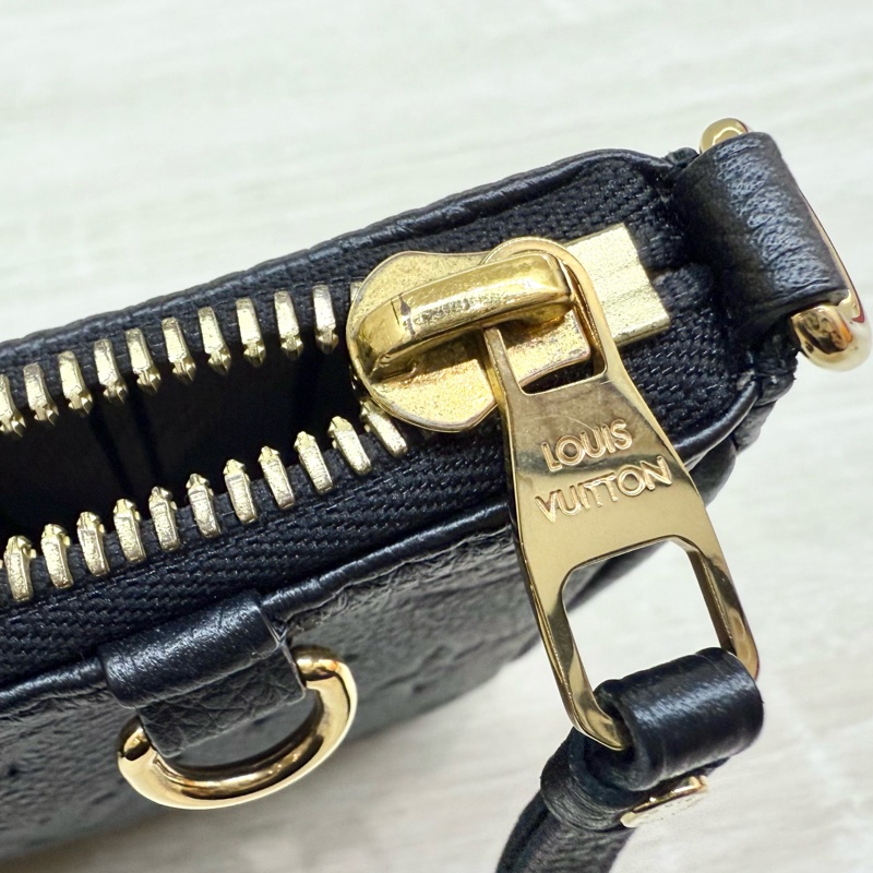 LV黑壓紋牛皮Easy Pouch On Strap金釦腋下月亮包M80349-15