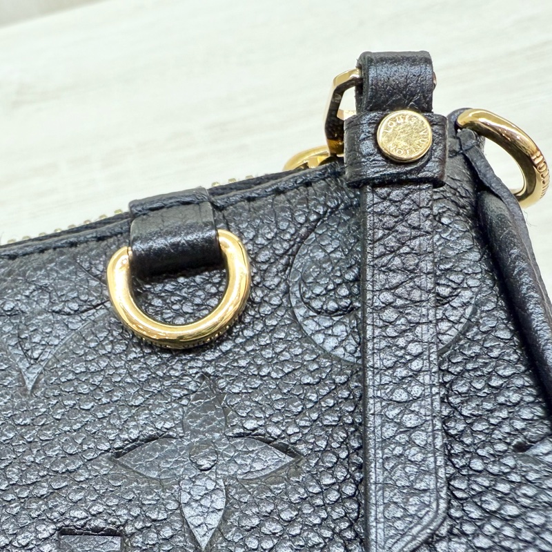 LV黑壓紋牛皮Easy Pouch On Strap金釦腋下月亮包M80349-16
