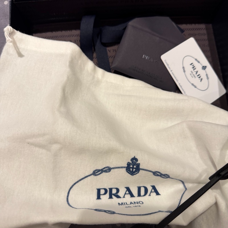 Prada Re-Edition 2005 經典黑色-1