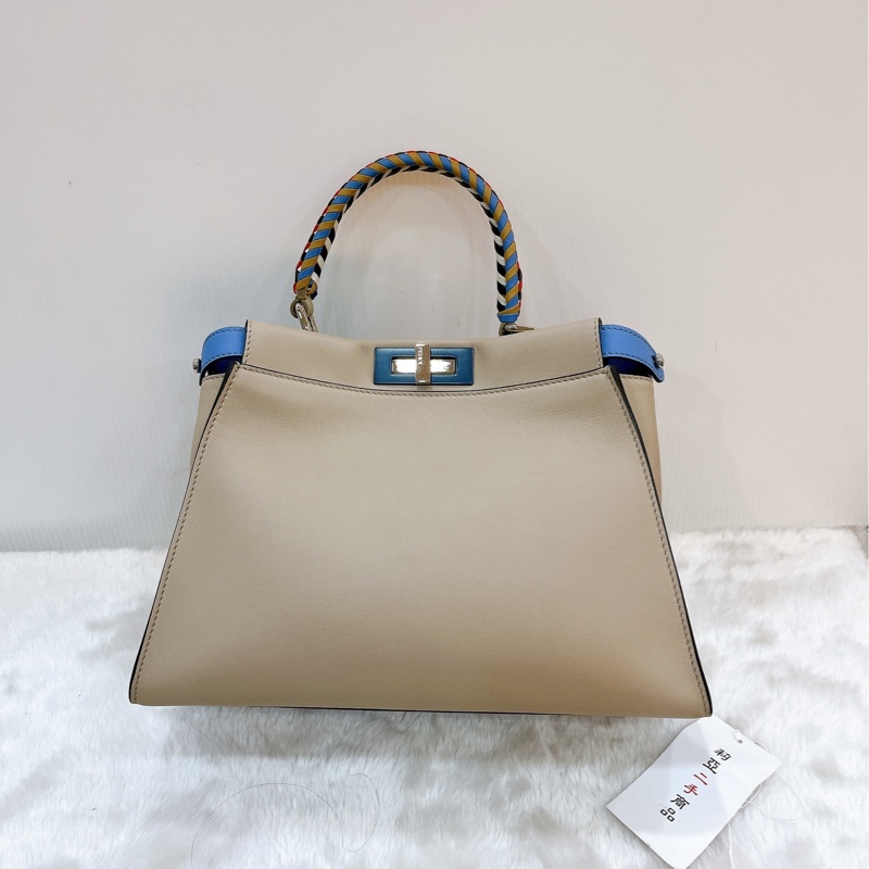 莉亞精品♡Fendi Peekaboo 奶茶編織手把 二手-3