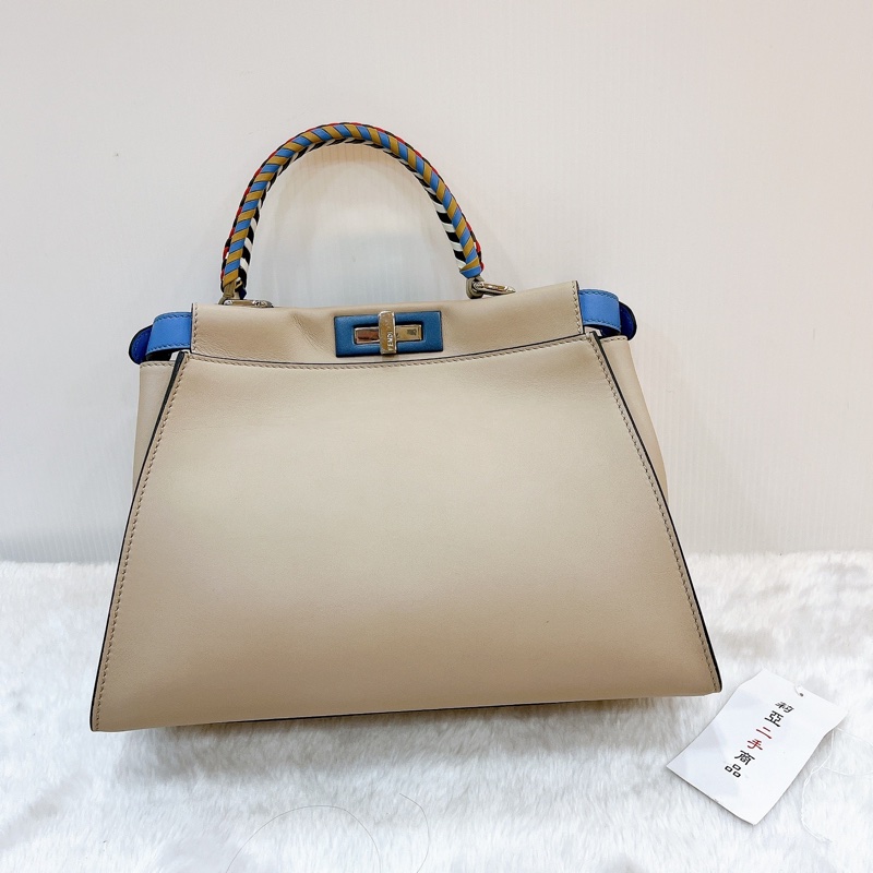 莉亞精品♡Fendi Peekaboo 奶茶編織手把 二手-4