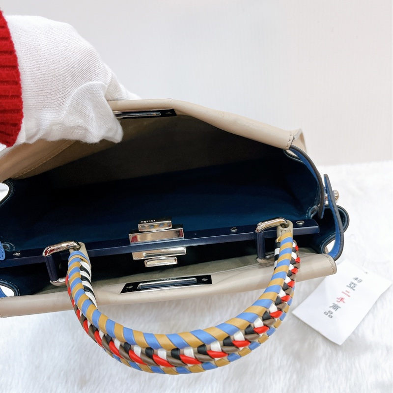 莉亞精品♡Fendi Peekaboo 奶茶編織手把 二手-15