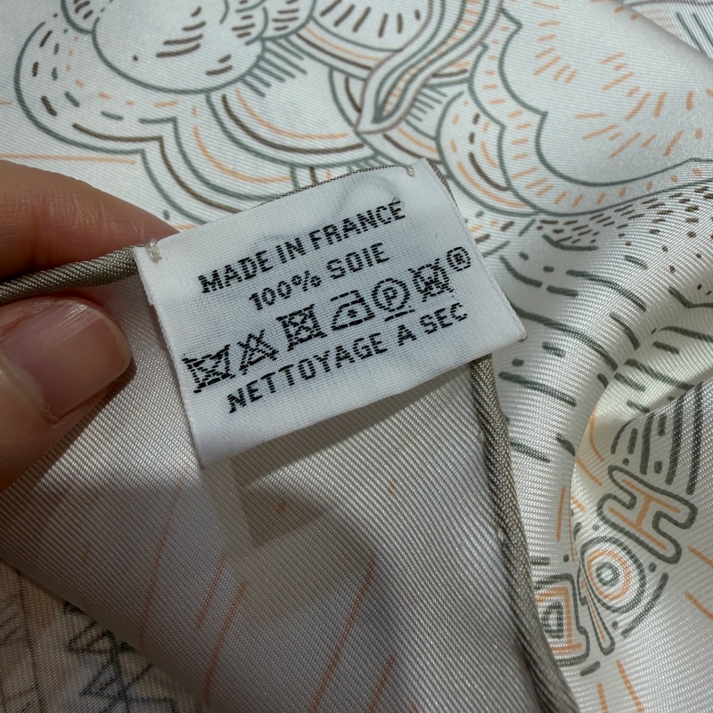 Hermes 白底灰綠邊Please hold the line方型絲巾H004187-4