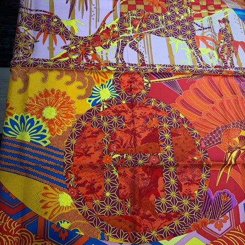 Hermes 橘黃底馬車孔雀方型絲巾