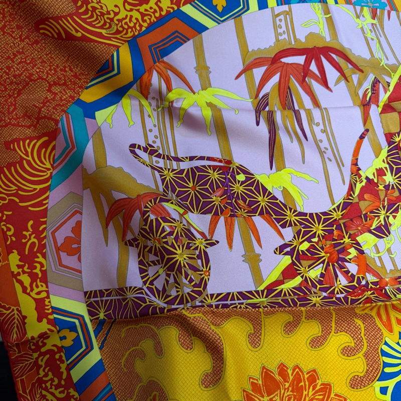 Hermes 橘黃底馬車孔雀方型絲巾-1