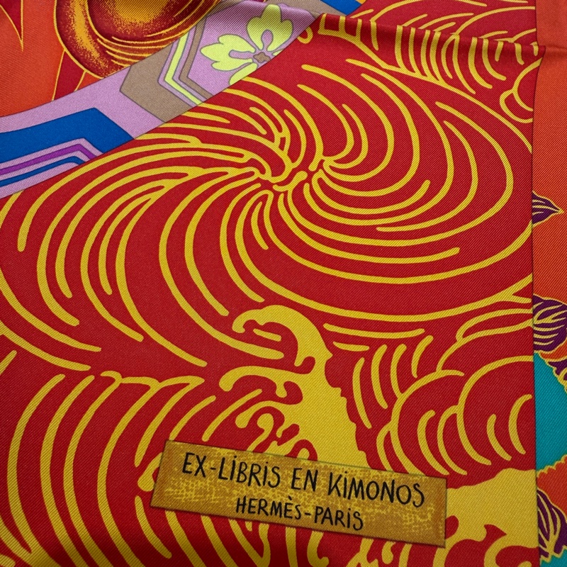 Hermes 橘黃底馬車孔雀方型絲巾-3