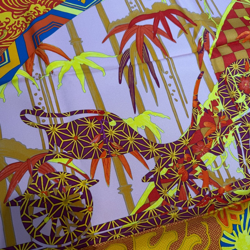 Hermes 橘黃底馬車孔雀方型絲巾-6