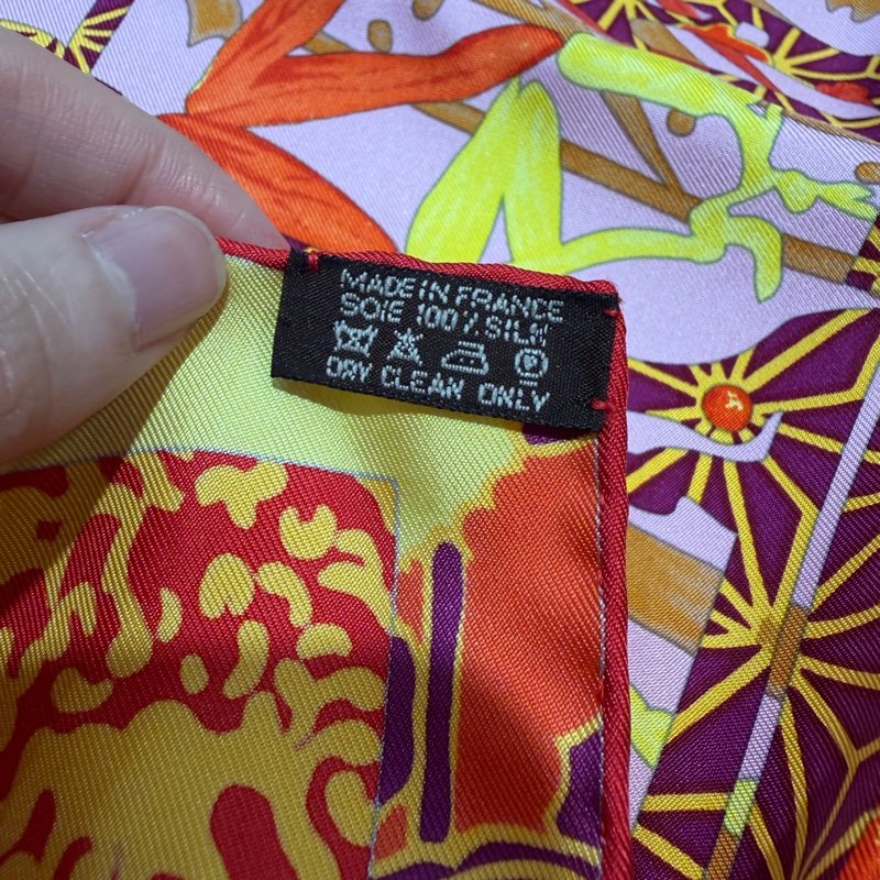 Hermes 橘黃底馬車孔雀方型絲巾-7