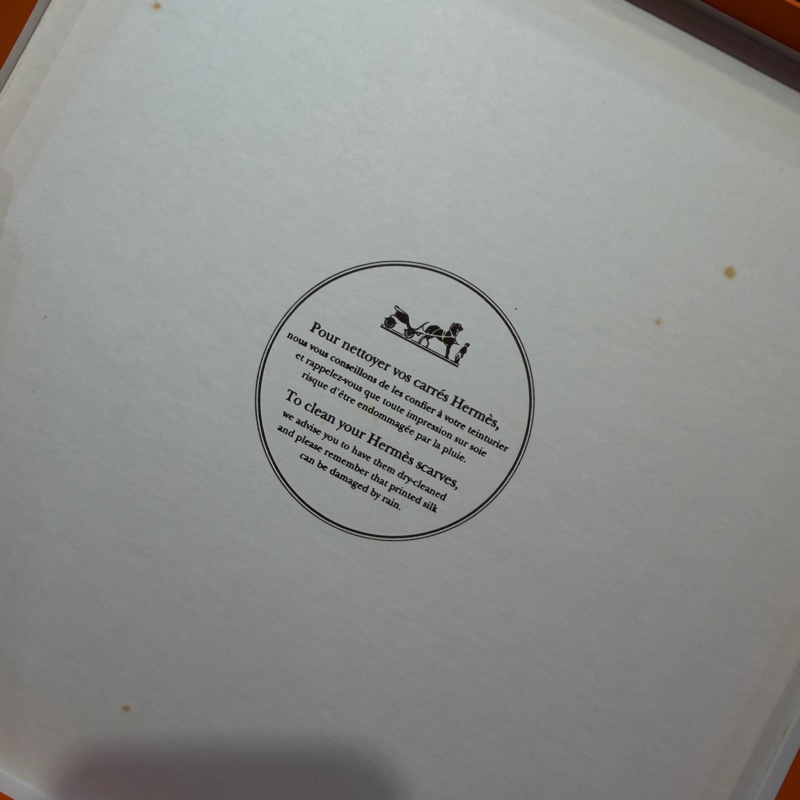 Hermes 橘黃底馬車孔雀方型絲巾-11