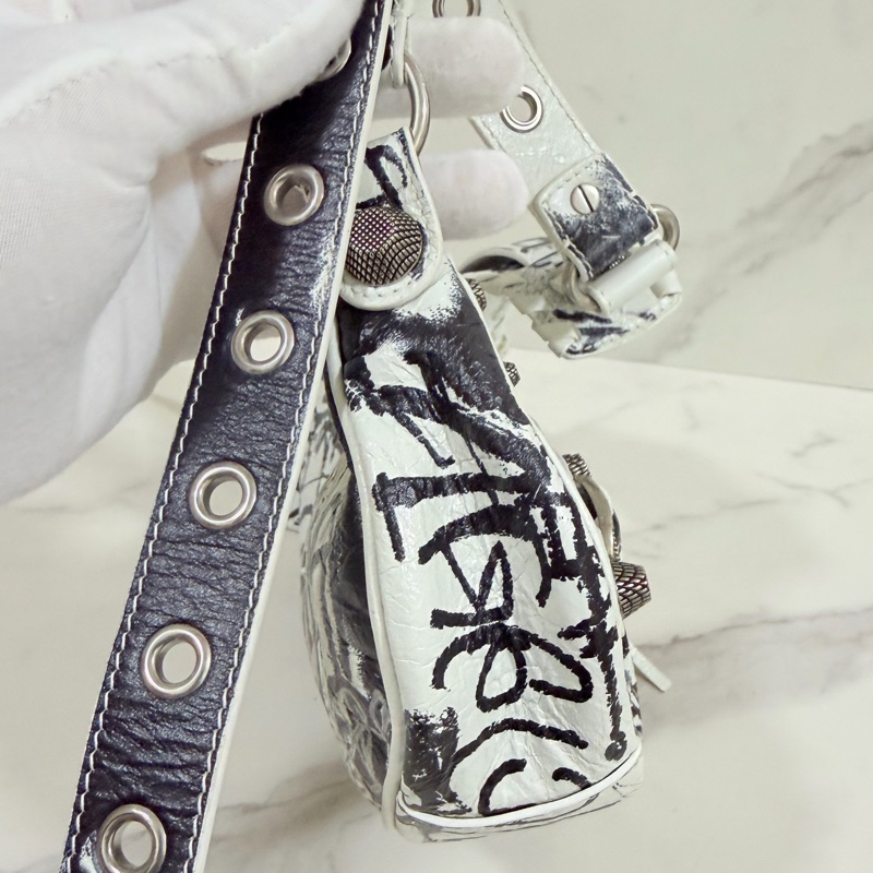 ®️巴黎世家 LeCagole 塗鴉款 腋下包/側背包-4