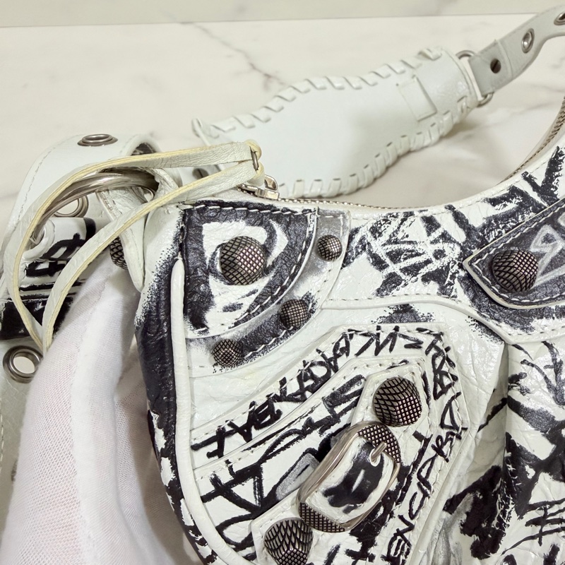 ®️巴黎世家 LeCagole 塗鴉款 腋下包/側背包-7