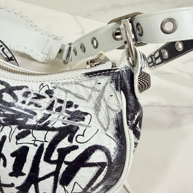 ®️巴黎世家 LeCagole 塗鴉款 腋下包/側背包-10