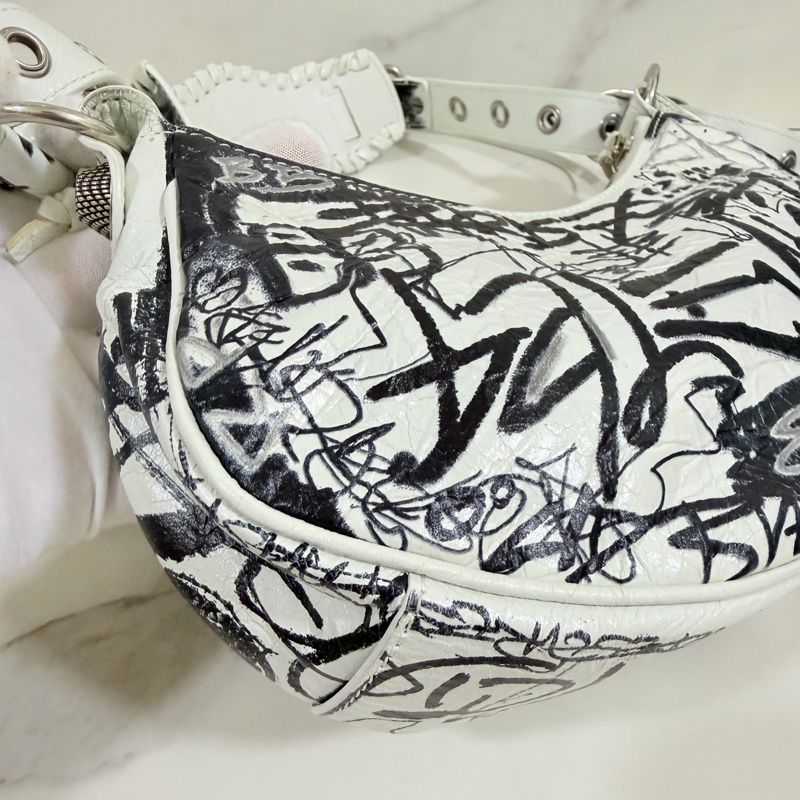 ®️巴黎世家 LeCagole 塗鴉款 腋下包/側背包-12