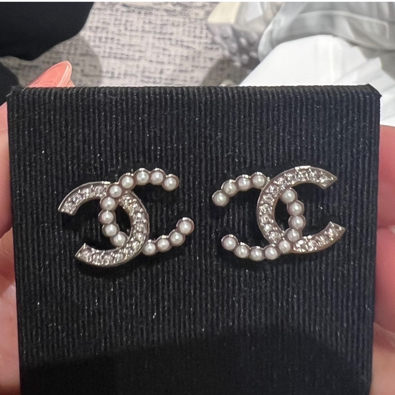 全新 Chanel 香奈兒 珍珠 亮鑽 耳環 銀色 雙C logo耳環 耳針 全配-0