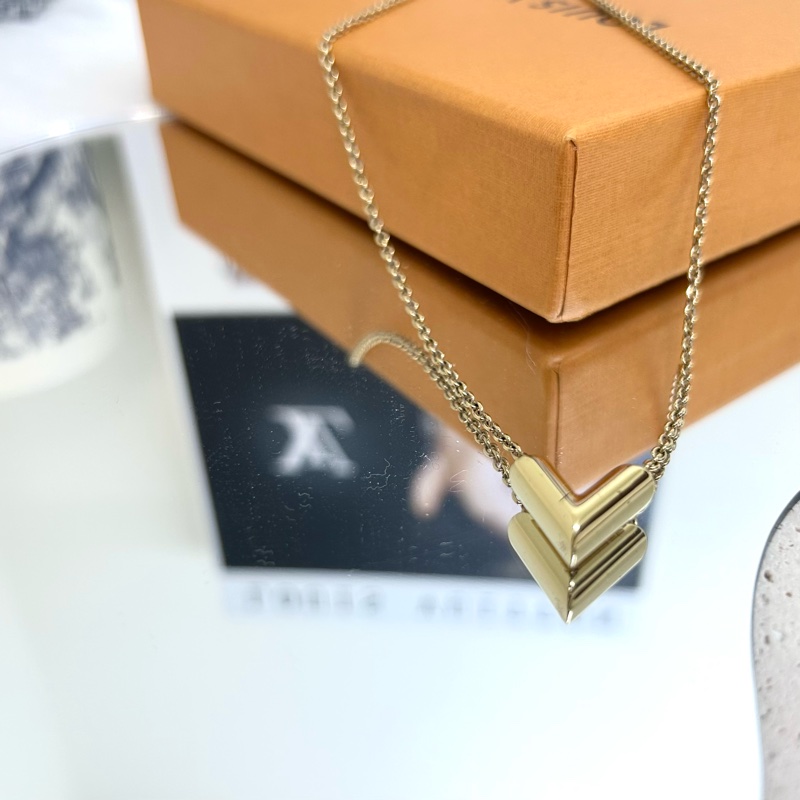 🕯️路易威登V項鍊LV金色Essential V字母項鍊M61083-2