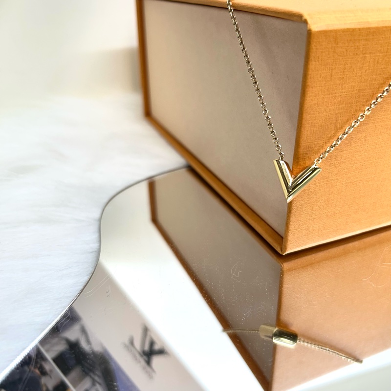 🕯️路易威登V項鍊LV金色Essential V字母項鍊M61083-5