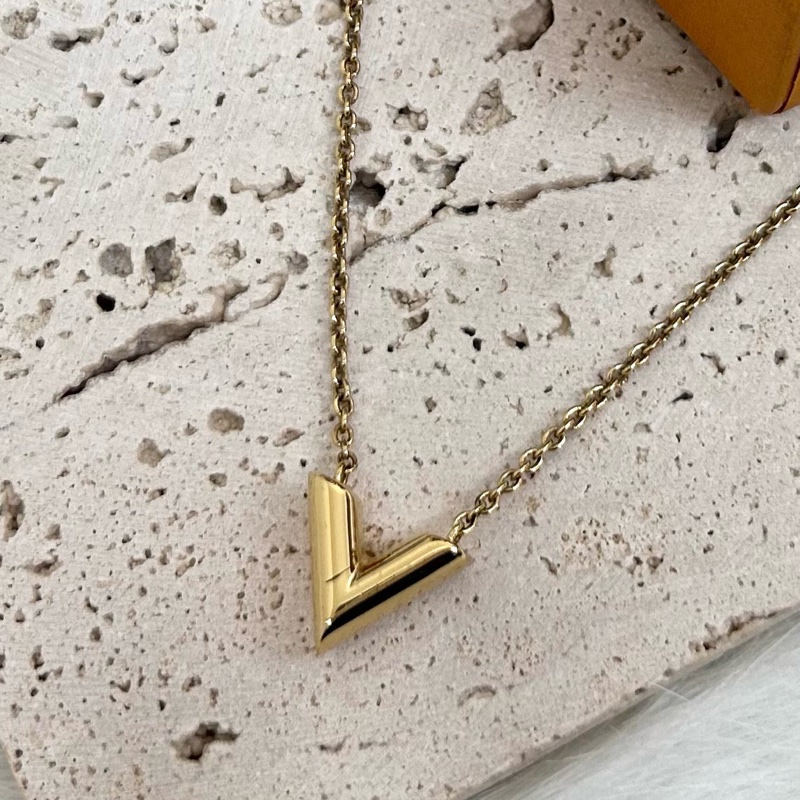 🕯️路易威登V項鍊LV金色Essential V字母項鍊M61083-7