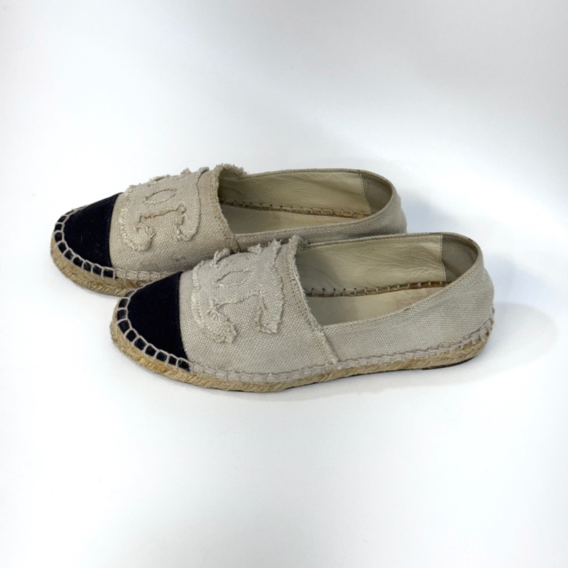 🕯️香奈兒漁夫鞋Chanel雙C黑色圓頭拼米杏色草編鉛筆鞋 ZG29762-2