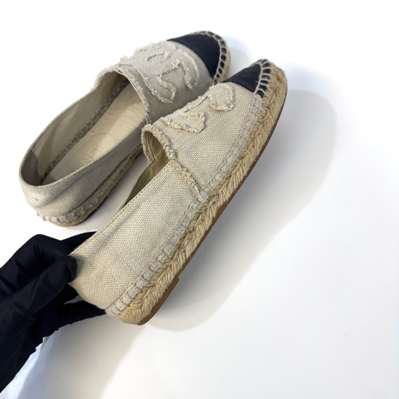 🕯️香奈兒漁夫鞋Chanel雙C黑色圓頭拼米杏色草編鉛筆鞋 ZG29762-5