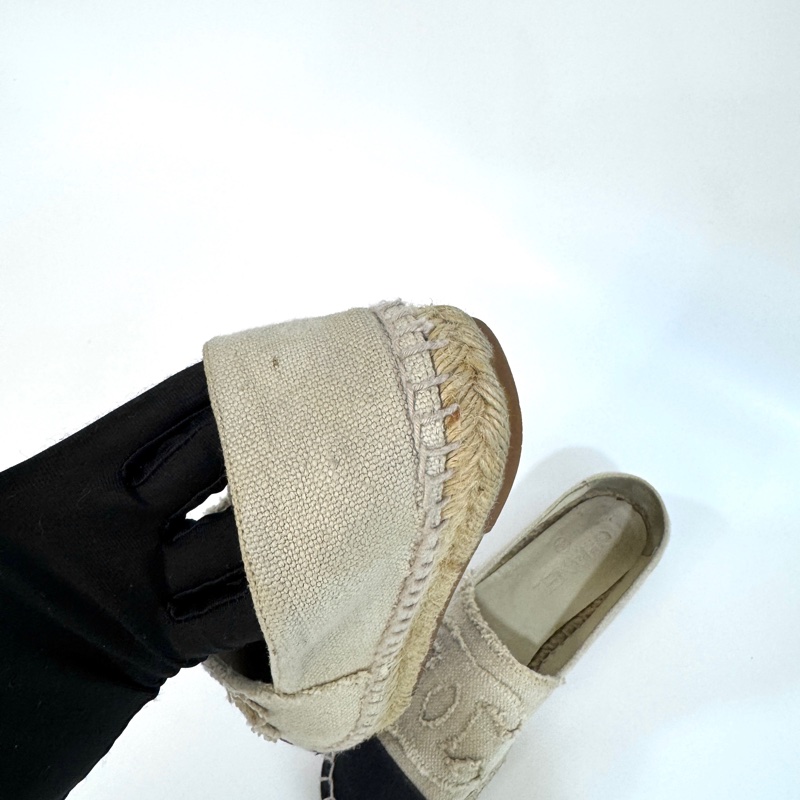 🕯️香奈兒漁夫鞋Chanel雙C黑色圓頭拼米杏色草編鉛筆鞋 ZG29762-7