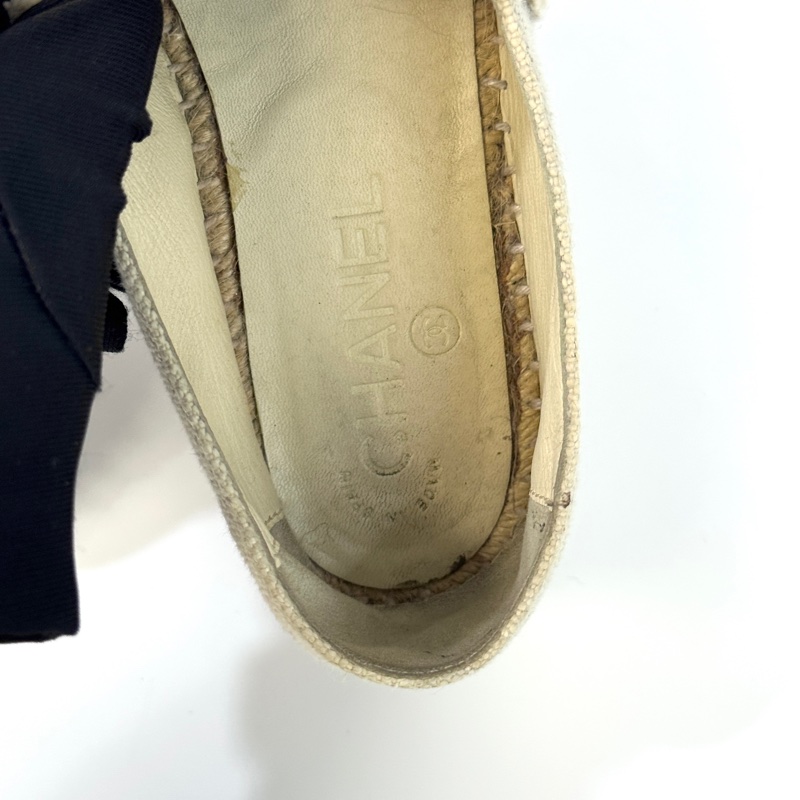 🕯️香奈兒漁夫鞋Chanel雙C黑色圓頭拼米杏色草編鉛筆鞋 ZG29762-10