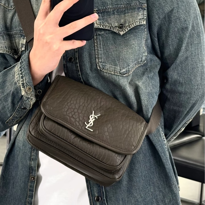 🫒聖羅蘭男士NIKI YSL橄欖綠銀釦粒面小羊皮NIKI小型郵差包776611-2