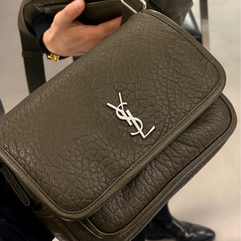 🫒聖羅蘭男士NIKI YSL橄欖綠銀釦粒面小羊皮NIKI小型郵差包776611-4