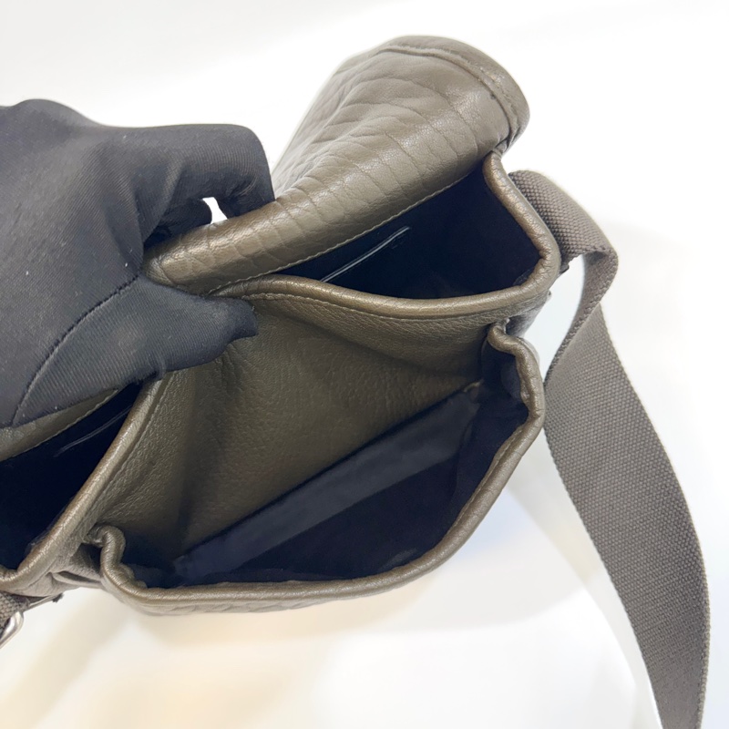 🫒聖羅蘭男士NIKI YSL橄欖綠銀釦粒面小羊皮NIKI小型郵差包776611-16