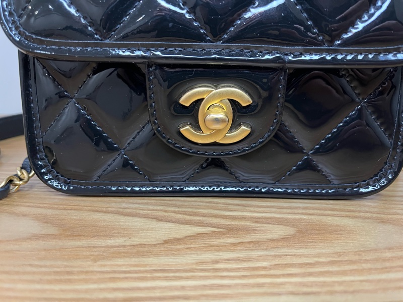chanel 香奈兒 黑金 漆皮 豆腐包-1