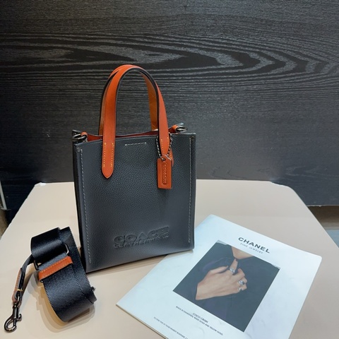 Coach 黑牛皮手提斜背包