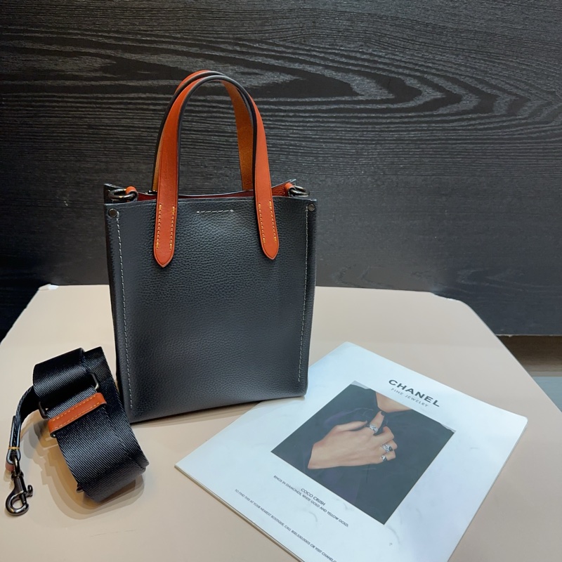 Coach 黑牛皮手提斜背包-1