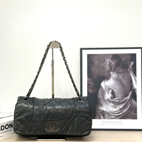 新到🖤Chanel黑銀珠光牛皮鏤空扣翻蓋雲朵包機場包