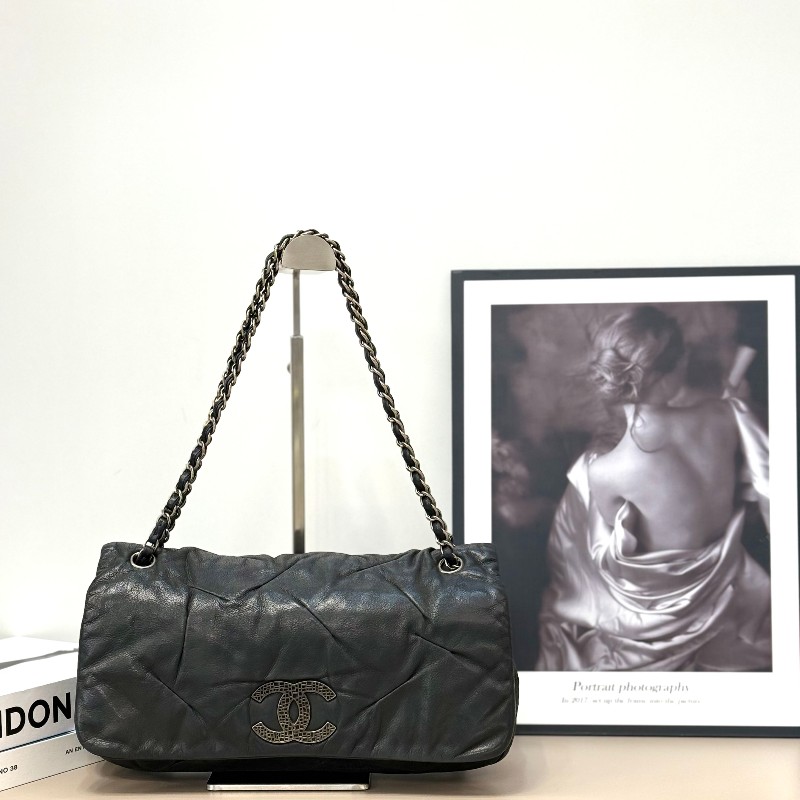 新到🖤Chanel黑銀珠光牛皮鏤空扣翻蓋雲朵包機場包-0