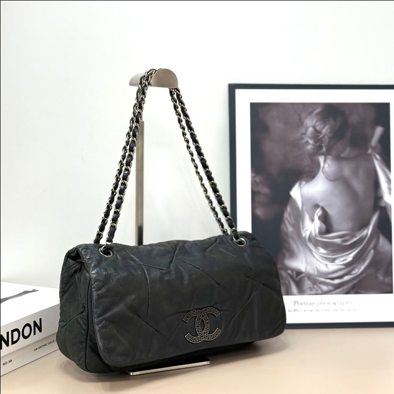 新到🖤Chanel黑銀珠光牛皮鏤空扣翻蓋雲朵包機場包-4