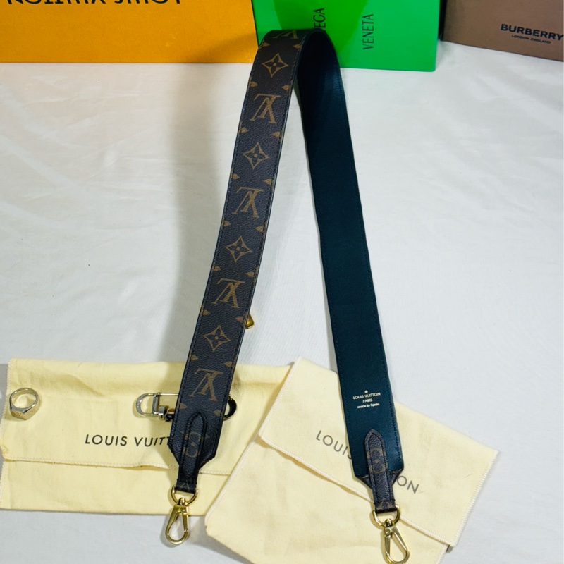 ‼️全台最甜近新美品 LV新款寬背帶/ 肩帶 Louis Vuitton 路易威登 雙面用-0