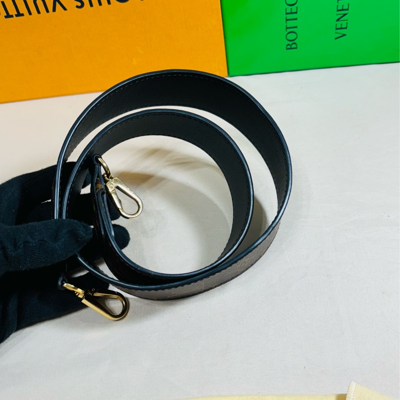 ‼️全台最甜近新美品 LV新款寬背帶/ 肩帶 Louis Vuitton 路易威登 雙面用-6