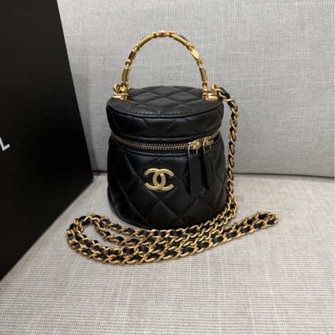 CHANEL香奈兒 琺瑯提把黑色菱格紋小羊皮圓筒包