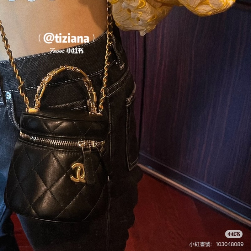 CHANEL香奈兒 琺瑯提把黑色菱格紋小羊皮圓筒包-3