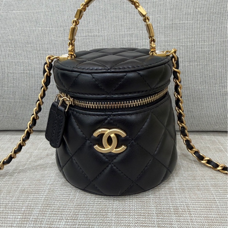 CHANEL香奈兒 琺瑯提把黑色菱格紋小羊皮圓筒包-7