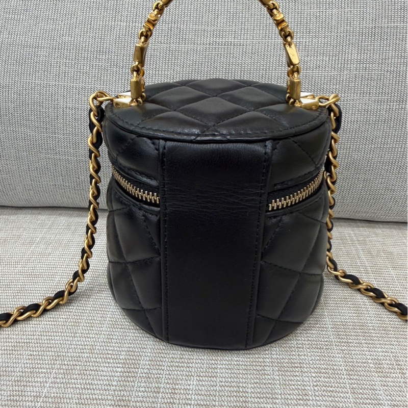 CHANEL香奈兒 琺瑯提把黑色菱格紋小羊皮圓筒包-8