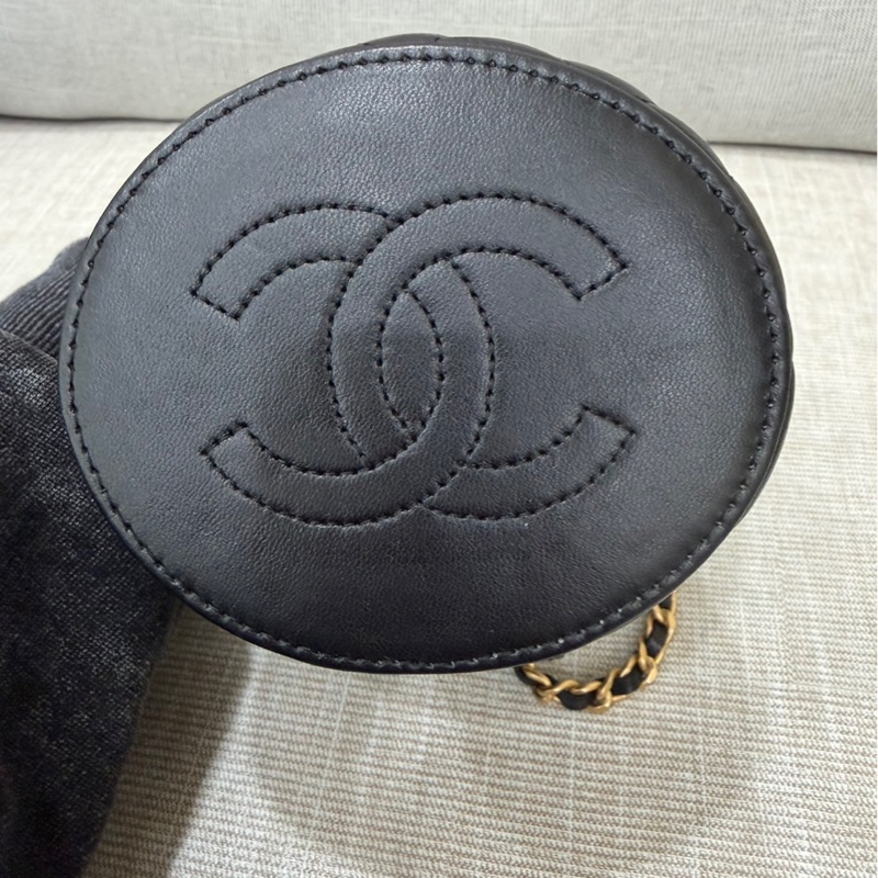 CHANEL香奈兒 琺瑯提把黑色菱格紋小羊皮圓筒包-11
