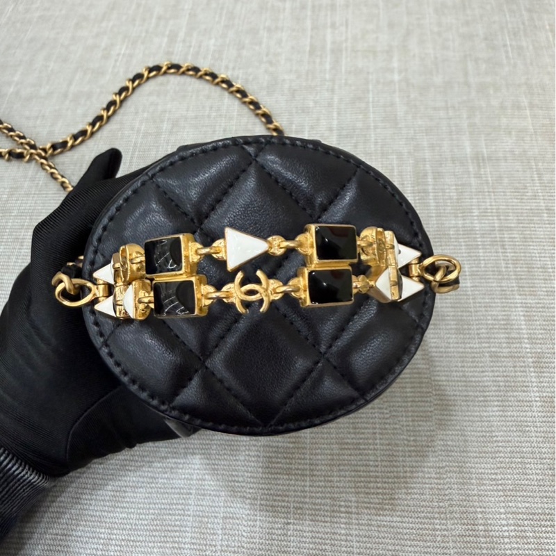 CHANEL香奈兒 琺瑯提把黑色菱格紋小羊皮圓筒包-12