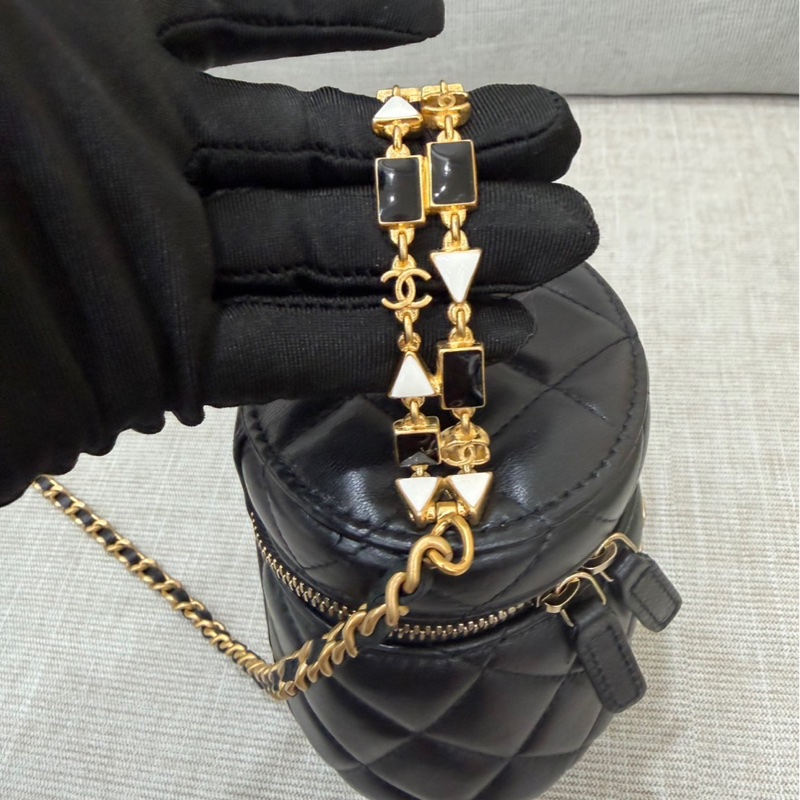 CHANEL香奈兒 琺瑯提把黑色菱格紋小羊皮圓筒包-14