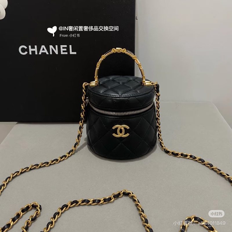 CHANEL香奈兒 琺瑯提把黑色菱格紋小羊皮圓筒包-16